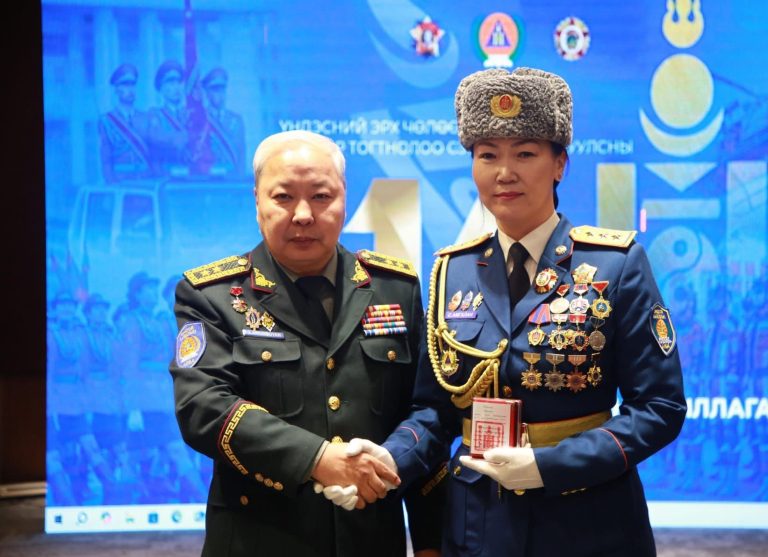 Онцгой байдлын алба хаагчдад төрийн одон, медаль гардууллаа