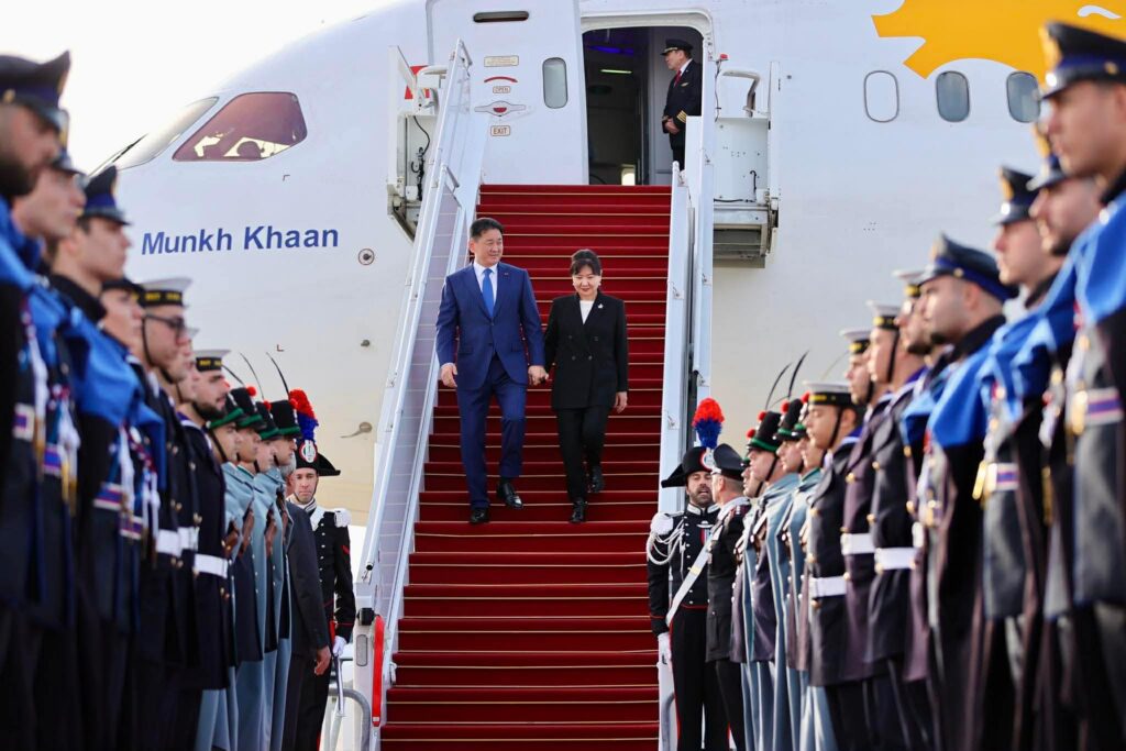 Ерөнхийлөгч У.Хүрэлсүх төрийн айлчлал хийхээр Бүгд Найрамдах Итали Улсад хүрэлцэн ирлээ