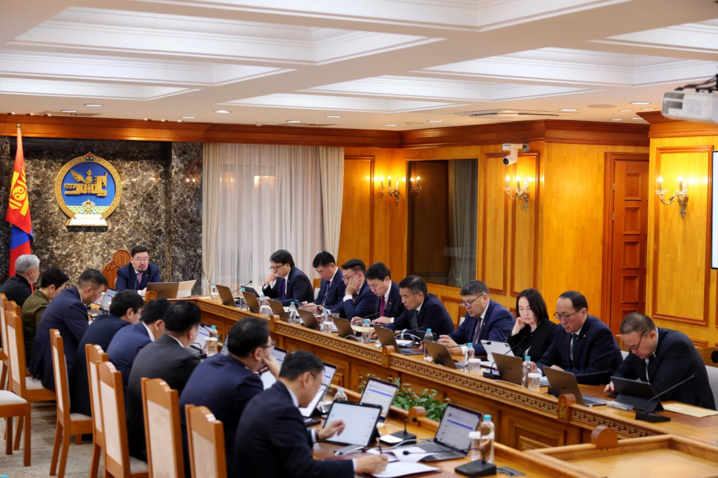 Засгийн газрын хуралдаанаар дараах асуудлуудыг хэлэлцэж байна