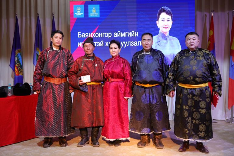 Гадаад харилцааны сайд Б.Батцэцэг Баян-Овоо сумын иргэдтэй уулзлаа