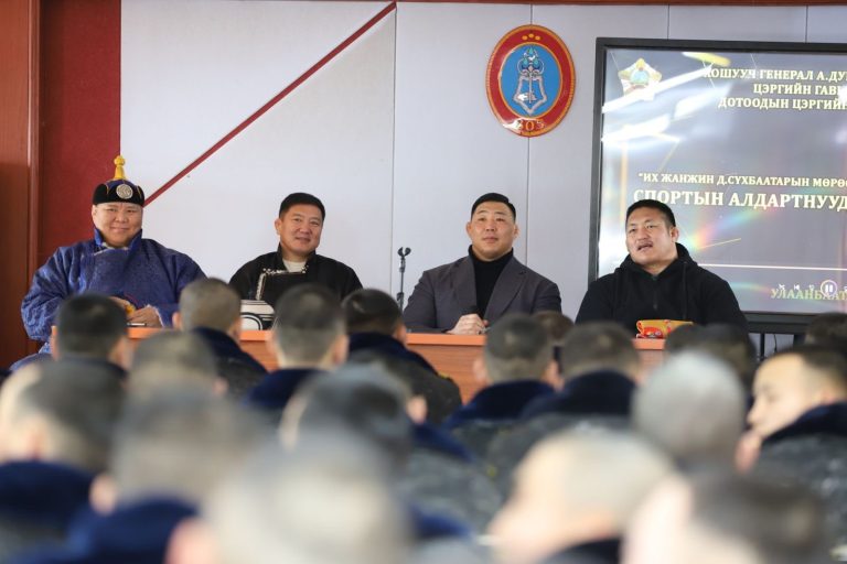 Улсын аварга О.Хангай тэргүүтэй бөхчүүд хугацаат цэргийн албан хаагчидтай уулзлаа