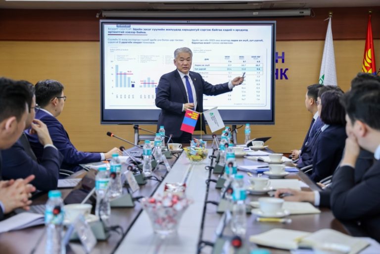 Эдийн засаг, хөгжлийн сайд Ж.Энхбаяр Хөгжлийн банканд ажиллалаа