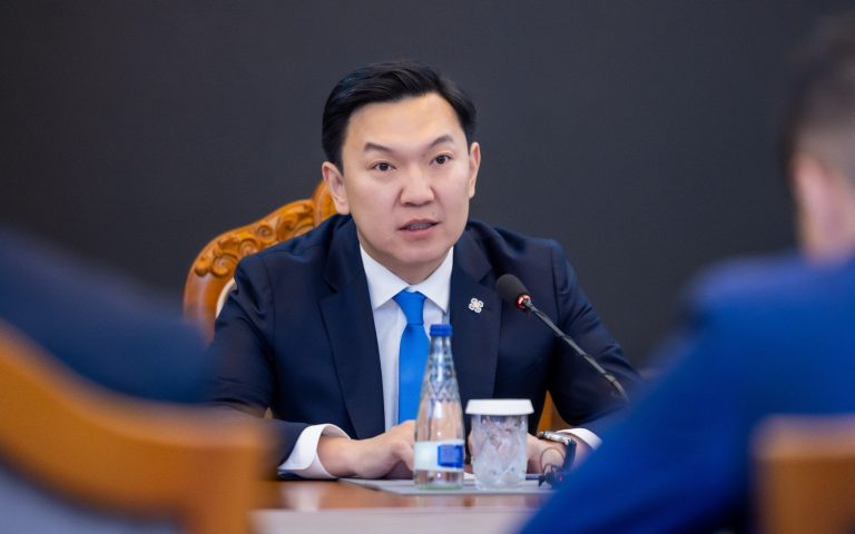 Н.Учрал: Албан тушаалтнууд иргэнээ торгож шийтгэхээс илүү үйлчилж тусалдаг хүн чанартай бай