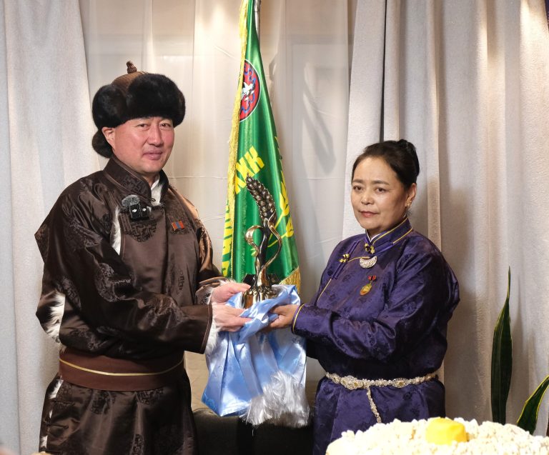 Улсын аварга тариаланч хамт олны шагналыг гардууллаа