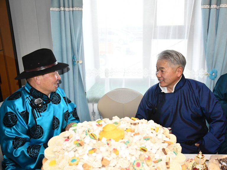 Монхоодойн Батболдод “Улсын аварга фермер” цол, тэмдгийг гардууллаа