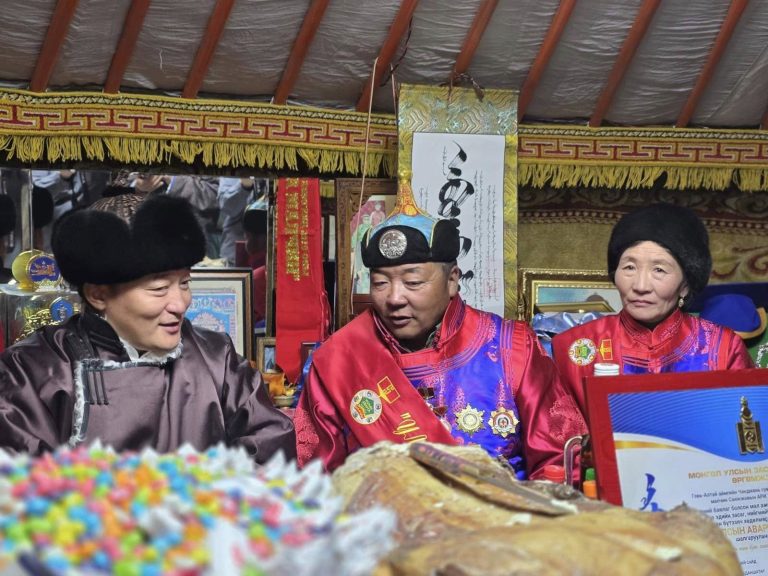 XVII жарны “Сүрээр дарагч” хэмээх Гал морин жилийн сар шинийн босгон дээр “Улсын аварга малчин өрх”-өөр шалгарсан Говь-Алтай аймгийн Чандмань сумын малчин С.Арилдийбаатар, Г.Зандмаа нарын гэр бүлд шагнал гардуулж, хүндэтгэл үзүүллээ.