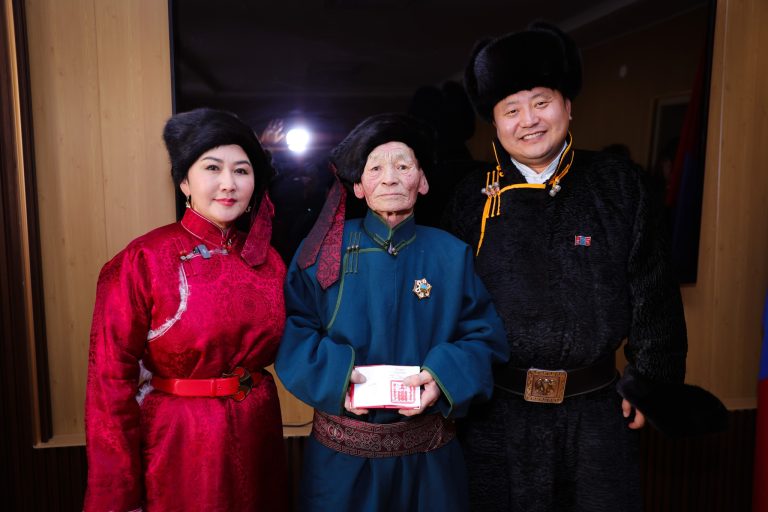 Өвөрхангай аймгийн Баян-Өндөр сумын иргэдэд Төрийн өндөр дээд шагнал, одон медаль гардуулав