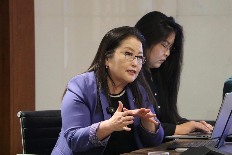 М.Энхцэцэг: 400 айл яндан, зуухнаас сална