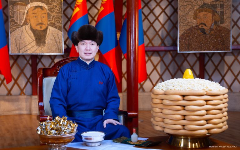 Монгол Улсын Их Хурлын дарга Н.Учрал “Сүрээр дарагч” хэмээх гал улаан морин жилийн Сар шинийн мэндчилгээ дэвшүүллээ