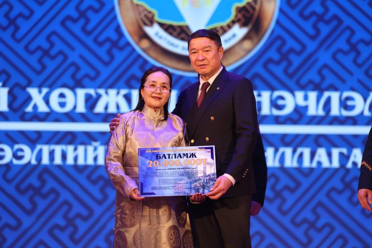 Батлан хамгаалах салбарын 100 албан хаагчид орон сууцны урьдчилгаа гардуулав